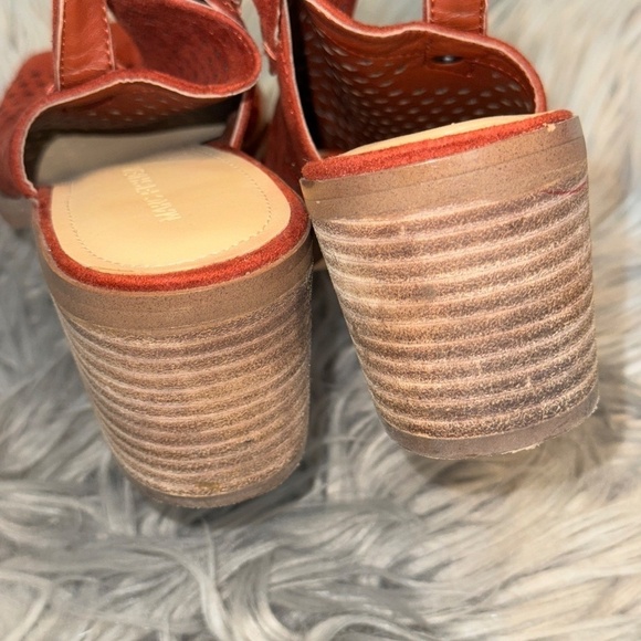 EUC Marc Fisher Sasha Faux Suede Eyelet Sandal Block Heel Open Toe Size 8.5 - Picture 5 of 9